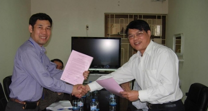 Viện trưởng Trương Nam Hải và Viện trưởng Lê Xuân Cảnh trao đổi Bản thỏa thuận.